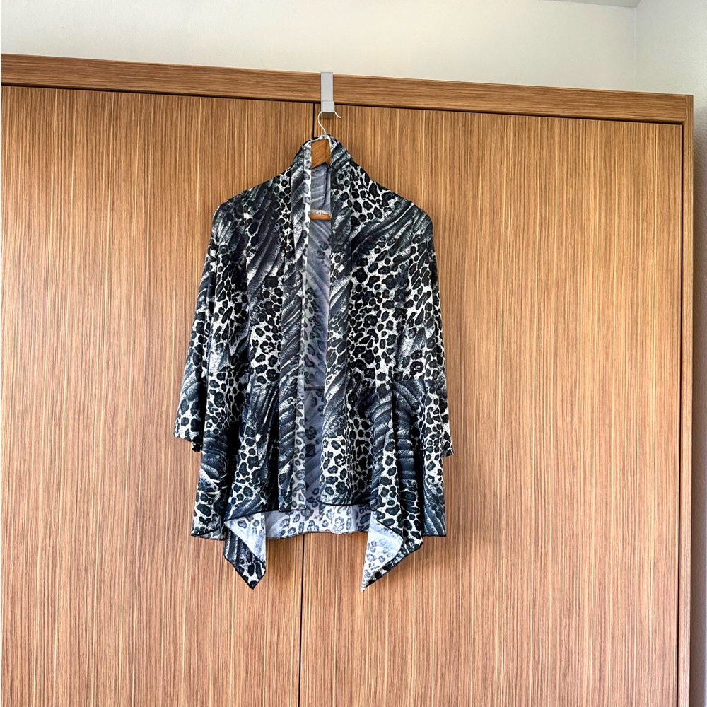 Sushi Flower Black, Charcoal, & White Open Front Women’s Jacket Size 2X